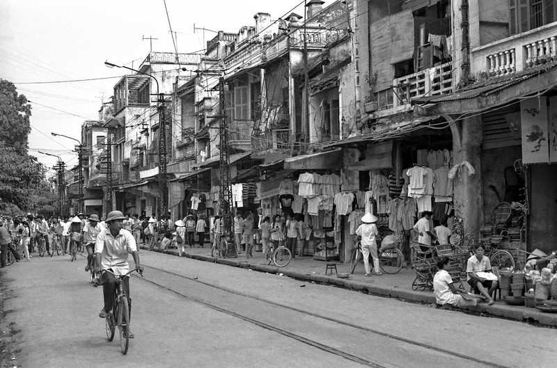 Xuc dong voi loat anh den trang ve Ha Noi nam 1989-Hinh-5