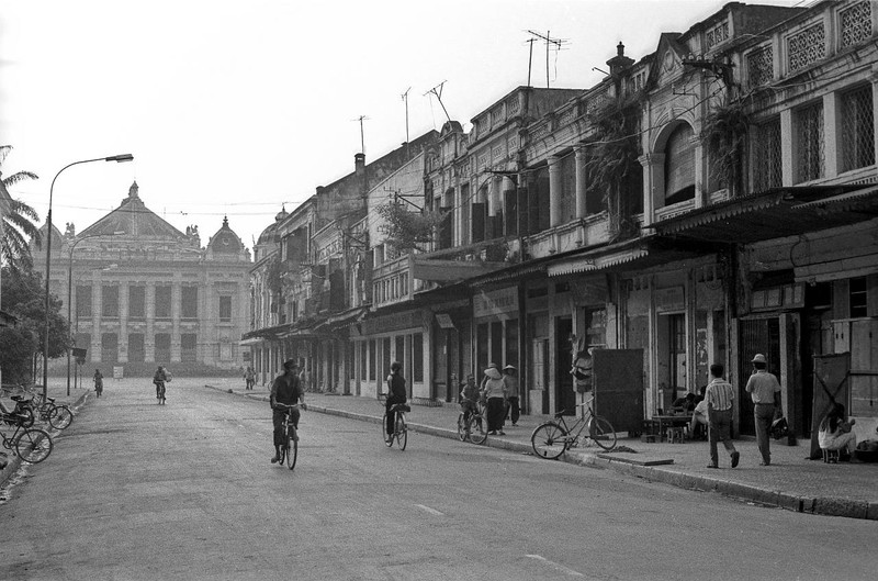 Xuc dong voi loat anh den trang ve Ha Noi nam 1989