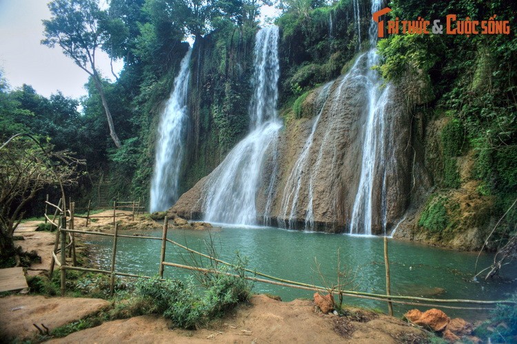 Ngam dong thac noi tieng Tay Bac vua duoc in hinh len tem Viet Nam-Hinh-5