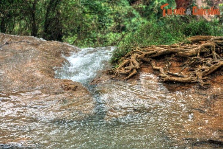 Ngam dong thac noi tieng Tay Bac vua duoc in hinh len tem Viet Nam-Hinh-7