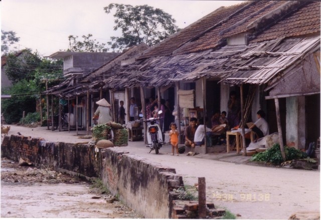 Anh chat lu ve cuoc song o nong thon Viet Nam nam 1993-Hinh-3