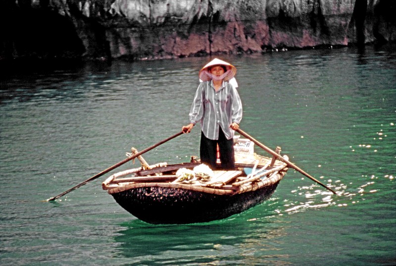 Ngam ve dep moc cua vinh Ha Long dau thap nien 1990-Hinh-12