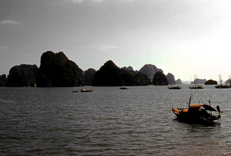 Ngam ve dep moc cua vinh Ha Long dau thap nien 1990