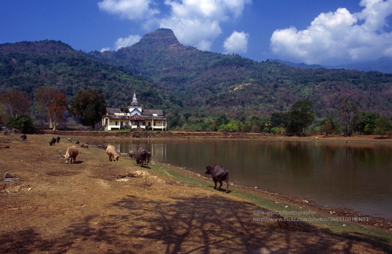 Kham pha ve dep tho moc cua dat nuoc Lao cuoi thap nien 1990 (2)-Hinh-17