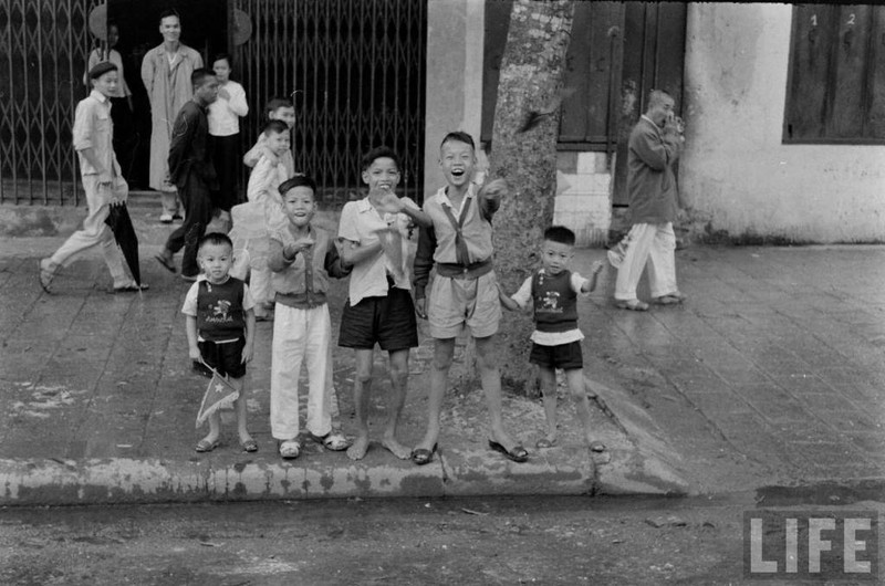 Xuc dong canh bien nguoi chao don ngay giai phong Thu do 10/10/1954-Hinh-8