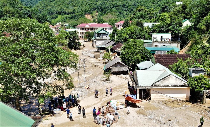 Xuc dong canh giao vien, hoc sinh loi bun don truong lop sau lu-Hinh-6