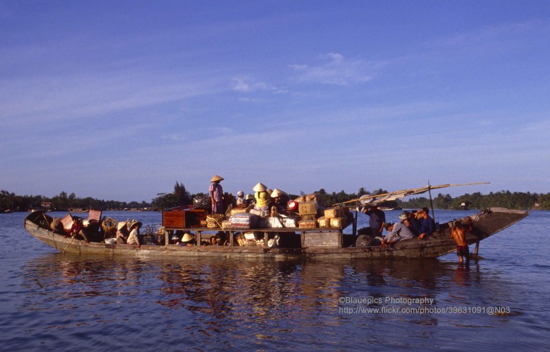 Ngan nguoi truoc ve dep moc cua Co do Hue nam 1993-Hinh-13