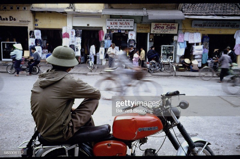 Anh cuc quy ve Ha Noi nam 1993 cua Bernard Bisson