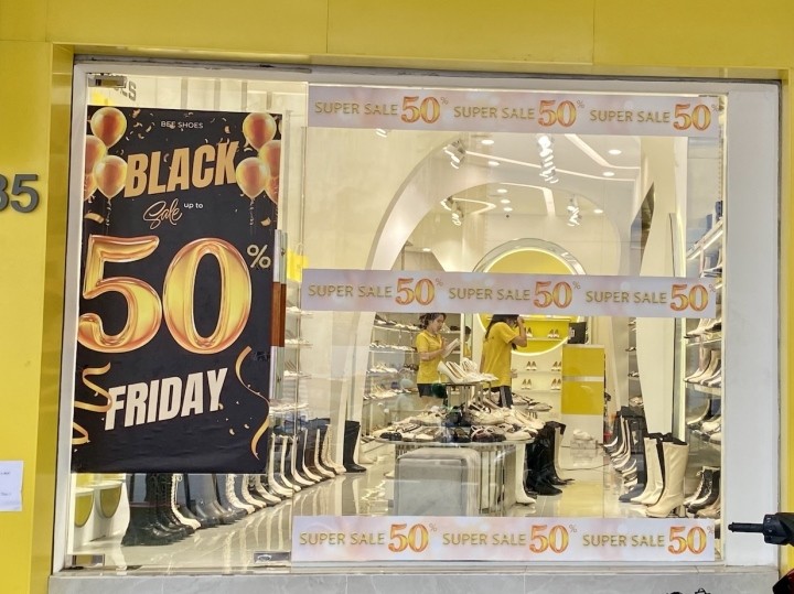 Black Friday: Thoi trang giam gia 'sap san' toi 80%, khach van tho o-Hinh-6