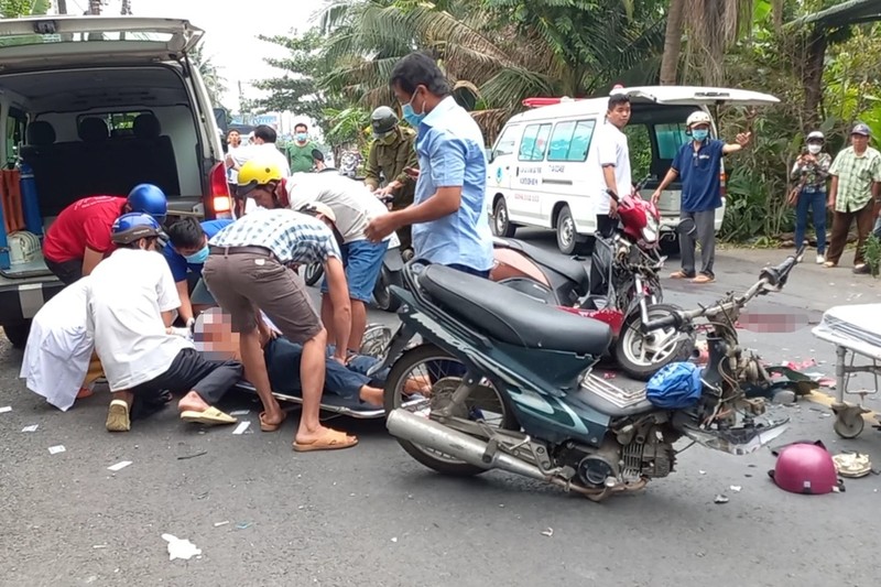 Xe may vang banh sau va cham, nguoi dan ong thiet mang