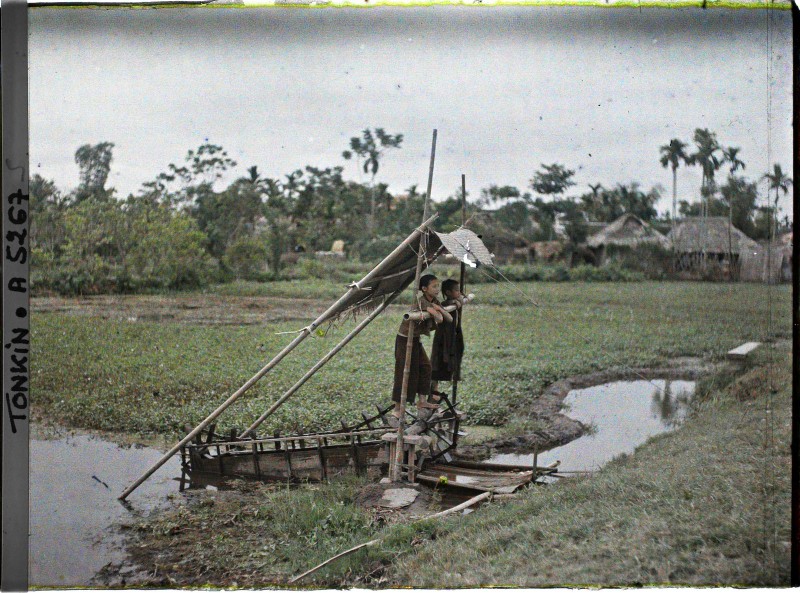 Thich thu cuoc song nong thon Bac Bo trong anh mau tram tuoi (1)-Hinh-12