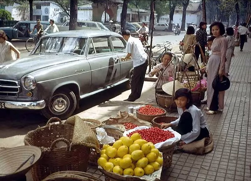 Thu vi canh hop cho tren via he Sai Gon nam 1967-1968-Hinh-8