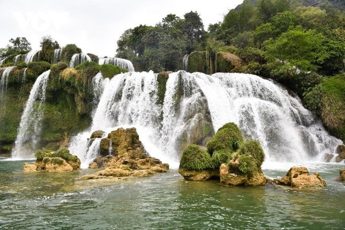 Du khach mac ao co do sao vang 