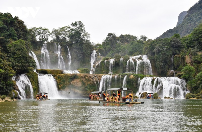 Du khach mac ao co do sao vang “check in” ben thac Ban Gioc-Hinh-4