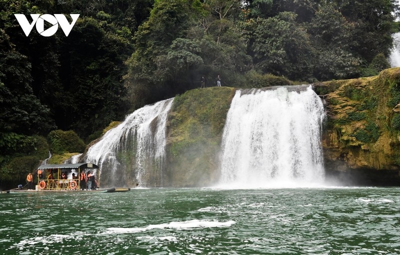 Du khach mac ao co do sao vang “check in” ben thac Ban Gioc-Hinh-5