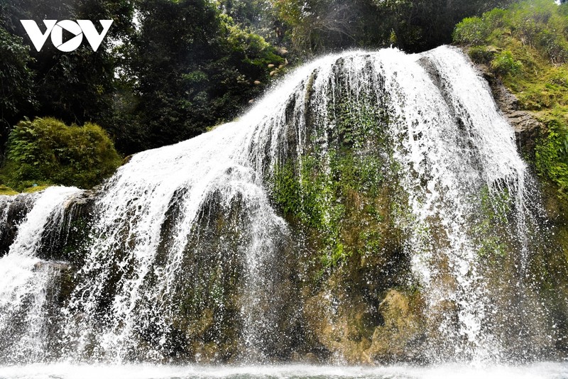 Du khach mac ao co do sao vang “check in” ben thac Ban Gioc-Hinh-7