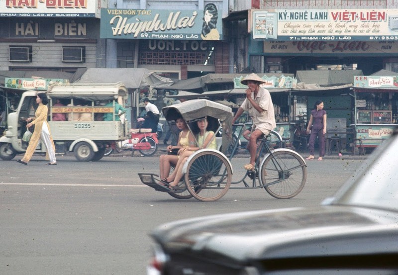 Anh thu vi ve duong Pham Ngu Lao o Sai Gon nhung nam 1960