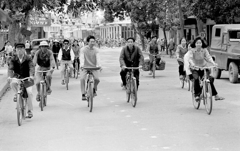 Buc tranh giao thong thu vi o Ha Noi nam 1973-Hinh-2