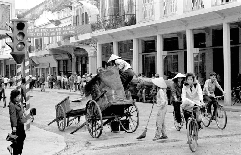 Buc tranh giao thong thu vi o Ha Noi nam 1973-Hinh-6