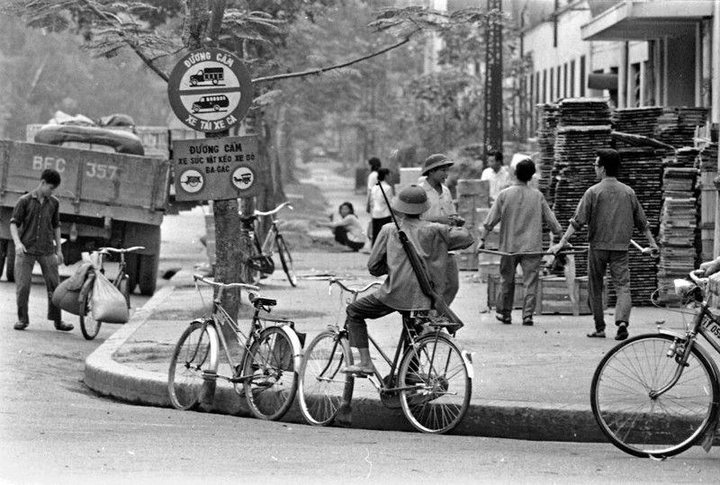 Buc tranh giao thong thu vi o Ha Noi nam 1973-Hinh-7