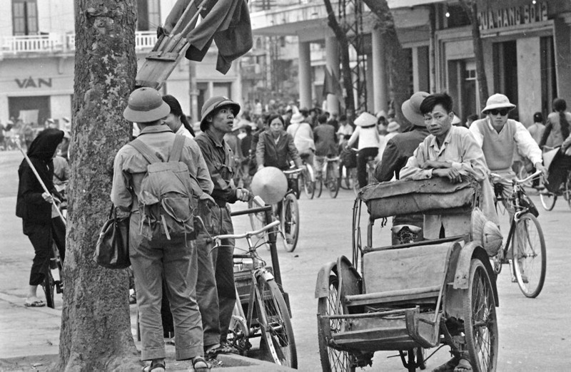 Buc tranh giao thong thu vi o Ha Noi nam 1973