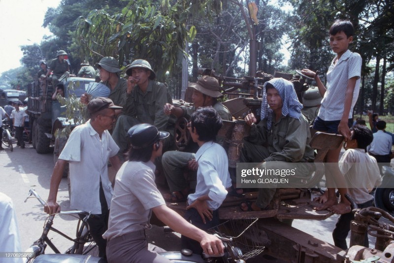 Thoi khac giai phong mien Nam 30/4/1975 qua anh phong vien nuoc ngoai-Hinh-13