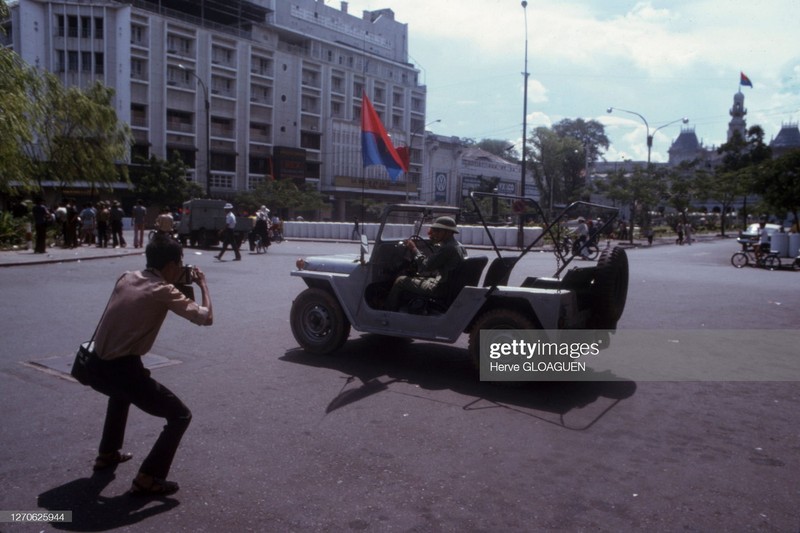 Thoi khac giai phong mien Nam 30/4/1975 qua anh phong vien nuoc ngoai-Hinh-14