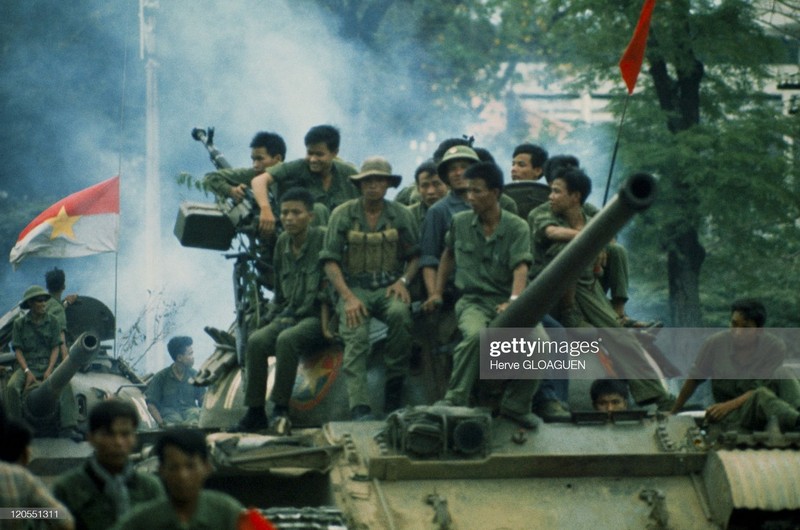 Thoi khac giai phong mien Nam 30/4/1975 qua anh phong vien nuoc ngoai-Hinh-3