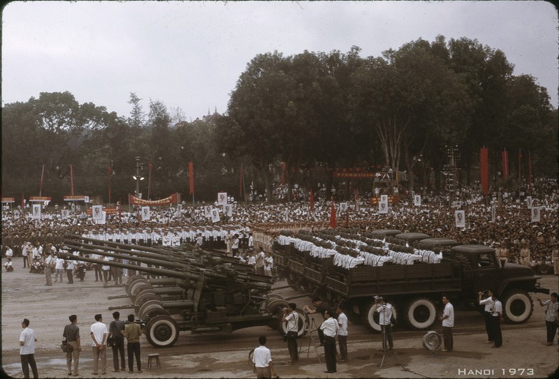 Anh dang quy ve cuoc duyet binh dac biet o Ha Noi nam 1973-Hinh-3