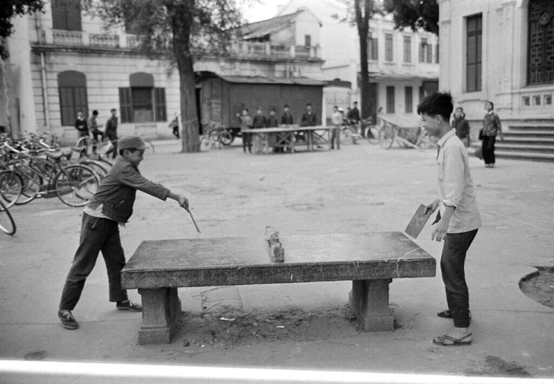 Hinh anh khong the quen ve tre em Ha Noi nam 1973-Hinh-7