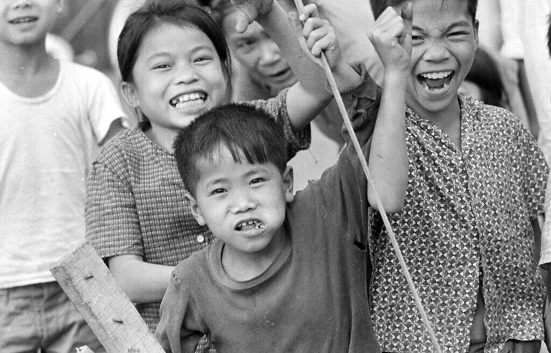 Hinh anh khong the quen ve tre em Ha Noi nam 1973-Hinh-9