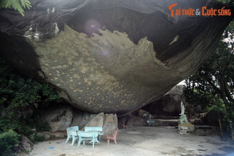 Sự lạ khó tin ở Thiên Sanh Thạch tự trứ danh Bình Định - Hình 2 Su la kho tin o Thien Sanh Thach tu tru danh Binh Dinh-Hinh-2