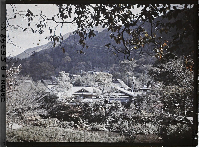 Anh mau cuc hiem dep nhu tranh ve ve ngoi lang gan Kyoto nam 1926