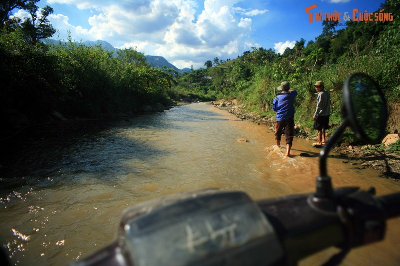 Thot tim cung duong loi suoi treo deo kham pha thap co Tay Bac-Hinh-3