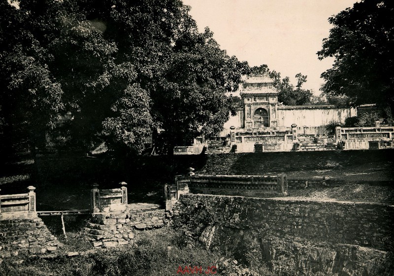 Anh “quy nhu vang” ve lang tam cac vi vua o Hue nam 1935-Hinh-5