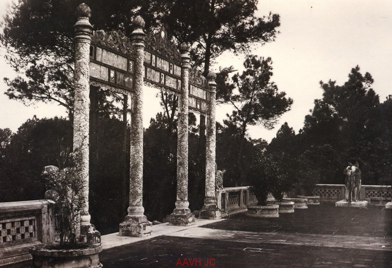 Anh “quy nhu vang” ve lang tam cac vi vua o Hue nam 1935-Hinh-9