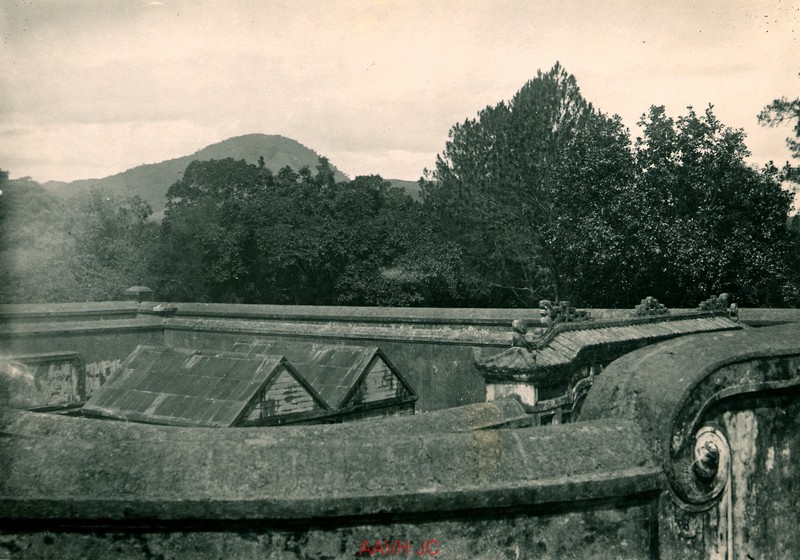 Anh “quy nhu vang” ve lang tam cac vi vua o Hue nam 1935