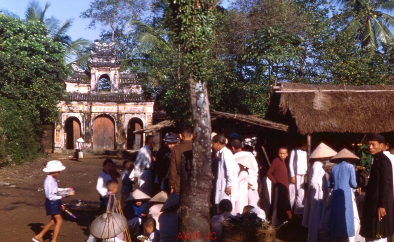 Anh mau duong pho cuc sinh dong o Co do Hue nam 1952-Hinh-5