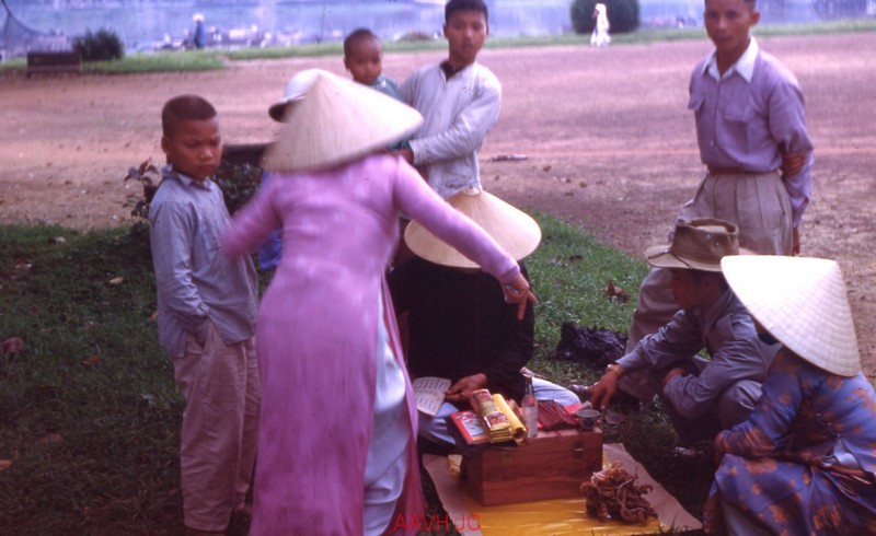 Anh mau duong pho cuc sinh dong o Co do Hue nam 1952-Hinh-9