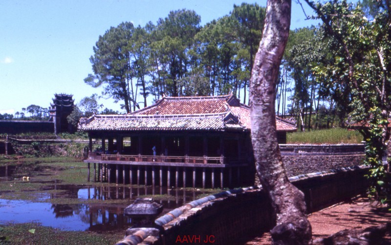 Ve doc dao lang Tu Duc nam 1955 qua anh mau cua nguoi Phap