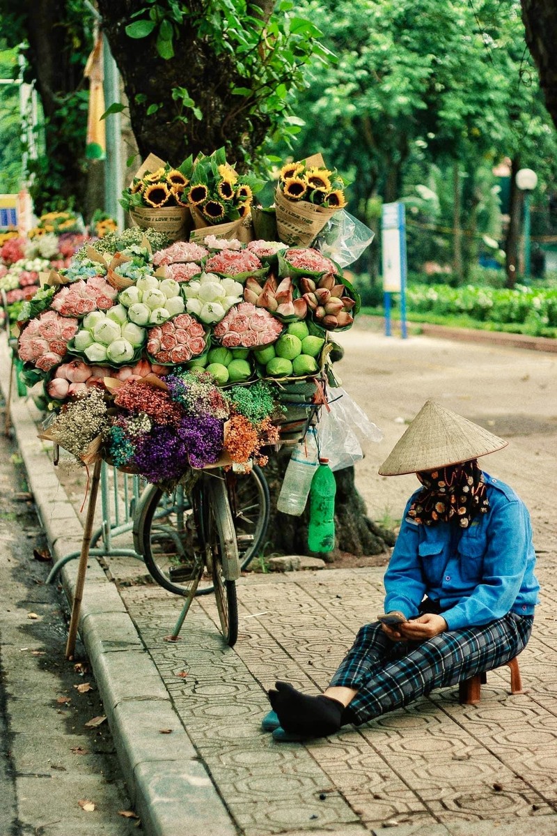 Xe hang hoa dep ngo ngang giua pho phuong Ha Noi-Hinh-4