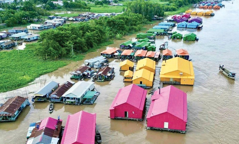 Diem check-in ruc ro sac mau o lang be Chau Doc