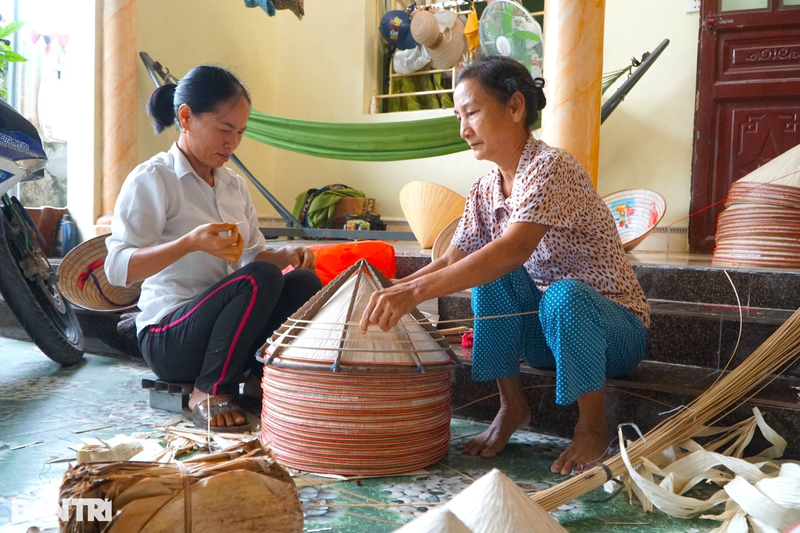 Nhung nguoi phu nu mat van tay, bat mau moi ngay de kiem 100.000d-Hinh-2