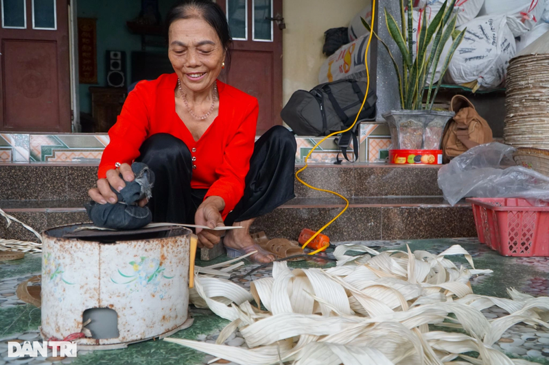 Nhung nguoi phu nu mat van tay, bat mau moi ngay de kiem 100.000d-Hinh-6