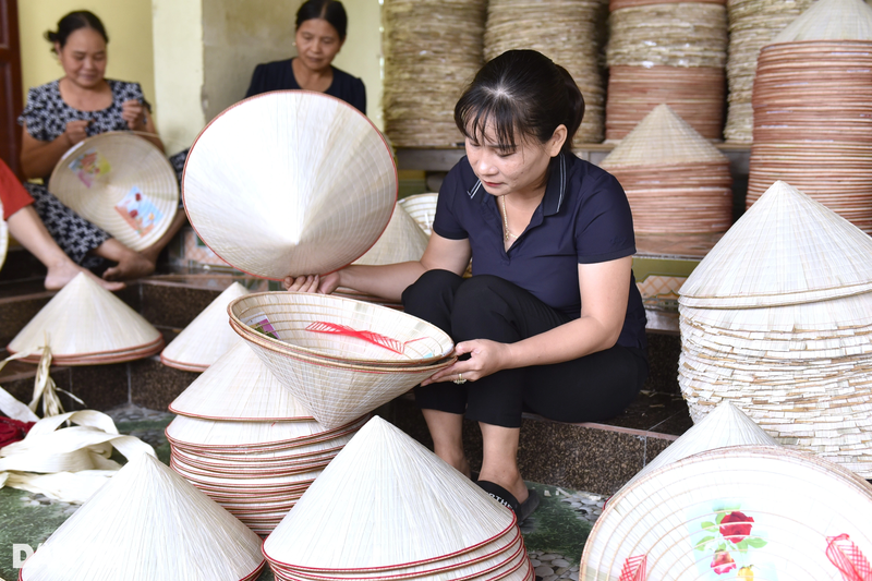 Nhung nguoi phu nu mat van tay, bat mau moi ngay de kiem 100.000d-Hinh-9