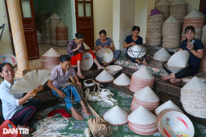 Nhung nguoi phu nu mat van tay, bat mau moi ngay de kiem 100.000d