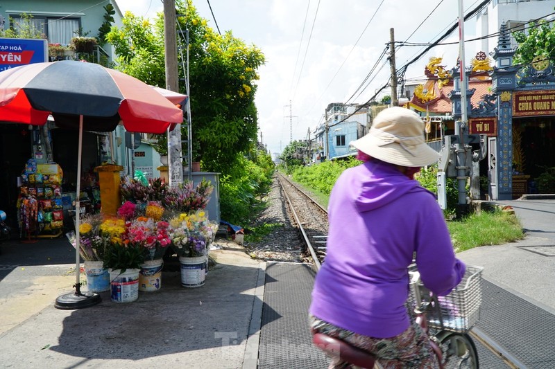 Can canh nguoi dan lan chiem hanh lang duong sat phoi quan ao, nuoi thu, trong cay-Hinh-10