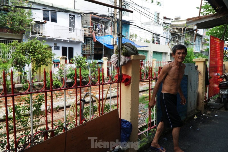 Can canh nguoi dan lan chiem hanh lang duong sat phoi quan ao, nuoi thu, trong cay-Hinh-11