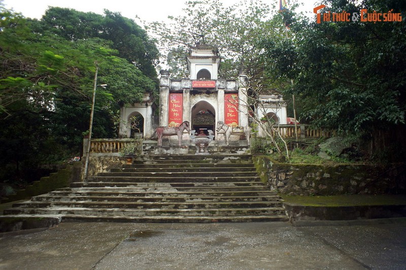 Ba ngoi den thieng noi tieng tren ngon nui dep nhat xu Thanh-Hinh-9