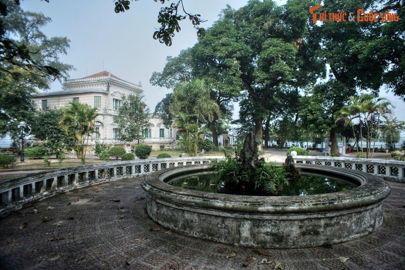 Soi tung ngoc ngach biet thu co trang le noi tieng Ha Noi